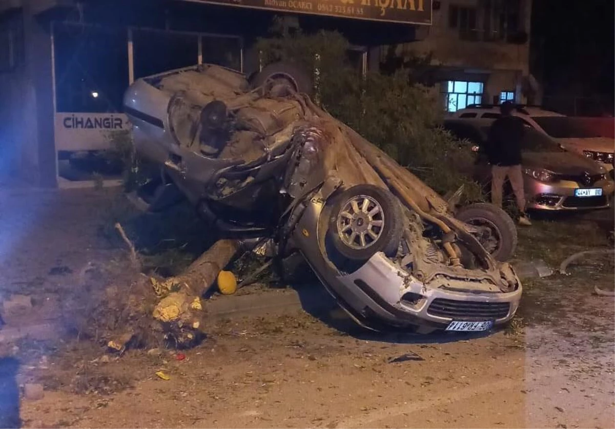 Kahramanmaraş\'ta otomobilin ağaca çarparak devrilmesi kameraya yansıdı