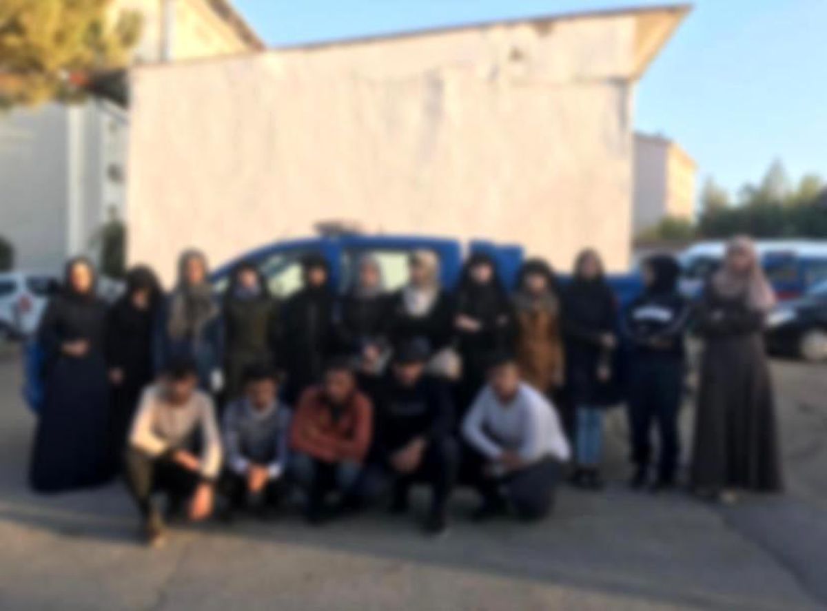 Kilis\'te metruk binada 16 düzensiz göçmen yakalandı