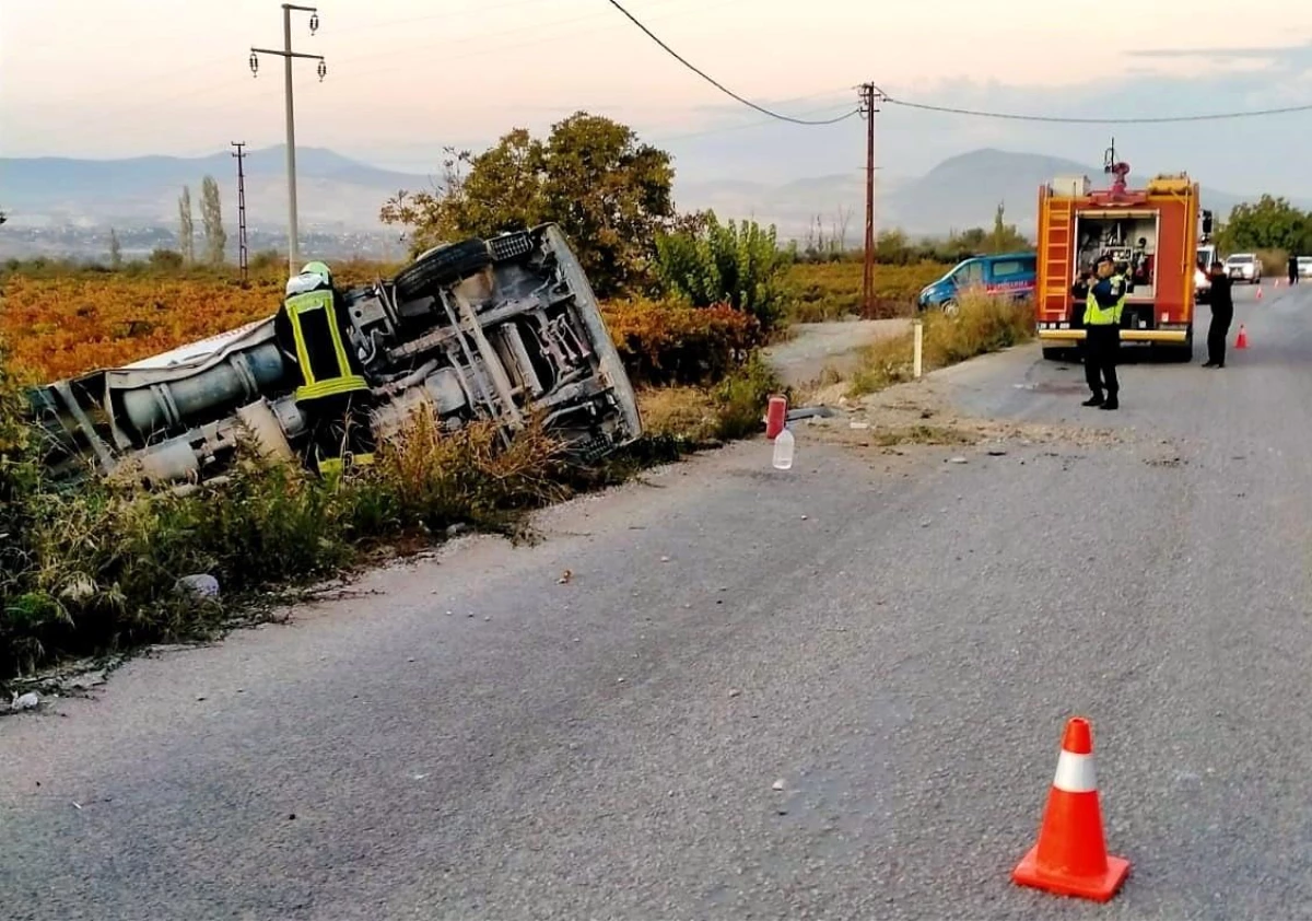 Kontrolden çıkan dolu yakıt tankeri tarlaya devrildi: 1 yaralı