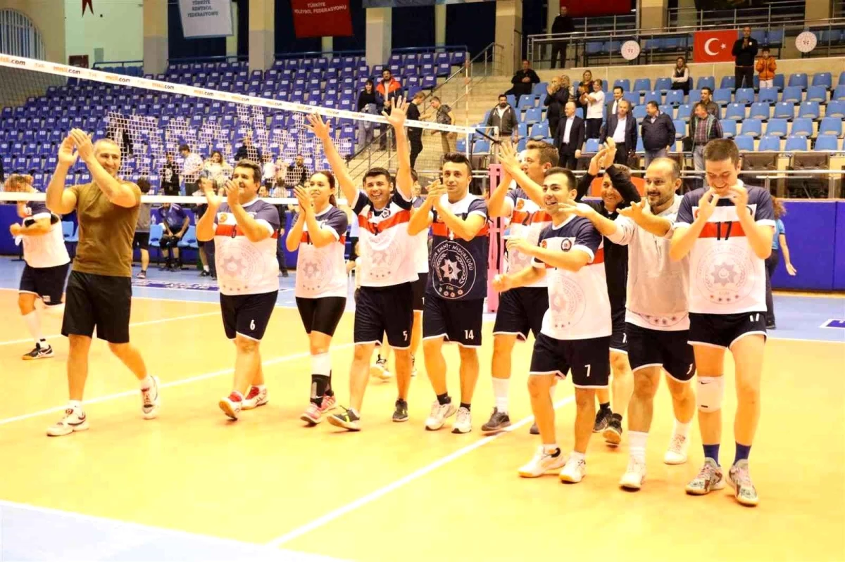 Kurumlararası Voleybol Turnuvası\'nda İl Emniyet Müdürlüğü şampiyon oldu