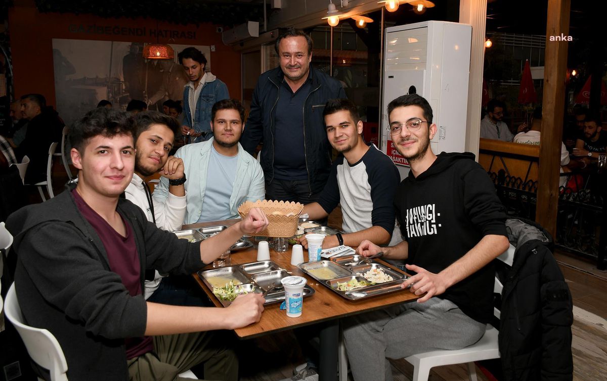 Kuşadası Belediyesi Sofrasını Üniversitelilerle Paylaşıyor