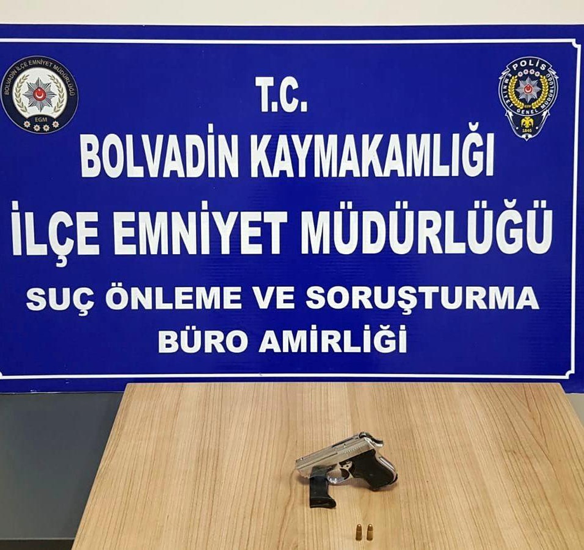Mahalle ve çarşı bekçileri ruhsatsız tabanca ele geçirdi