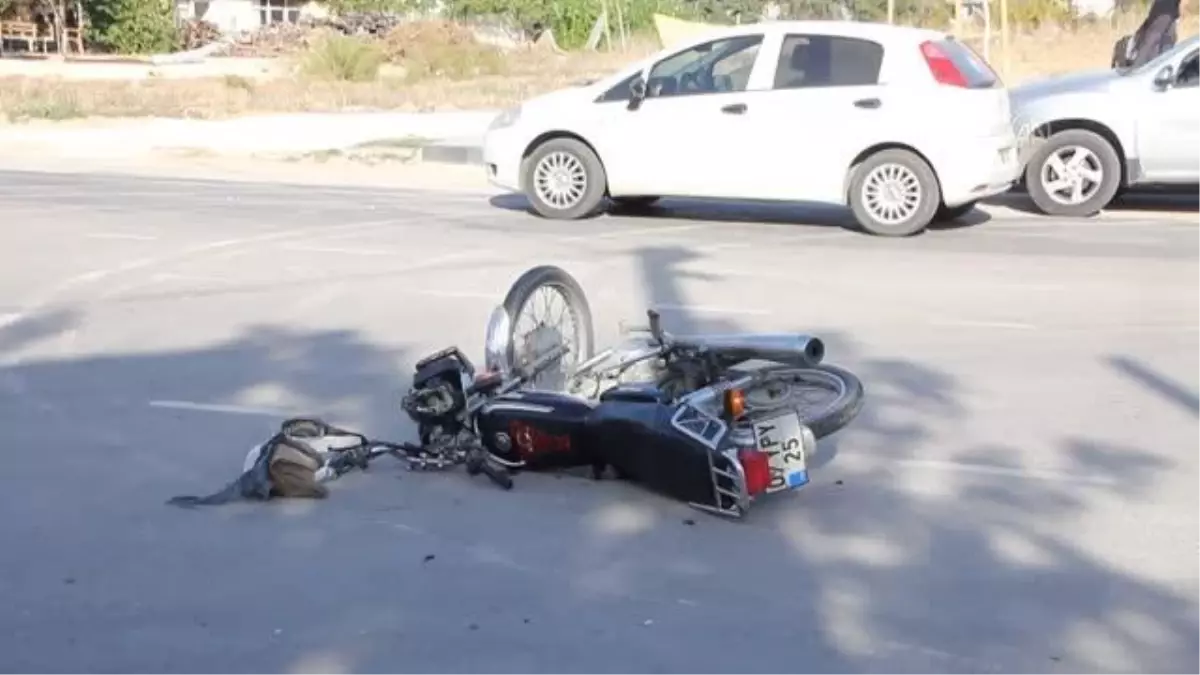 Motosiklet ile otomobilin karıştığı kazada 2 kişi yaralandı