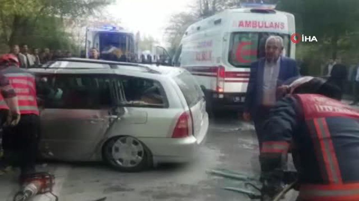 Özel halk otobüsü ile otomobil çarpıştı: 1 ölü, 5 yaralı