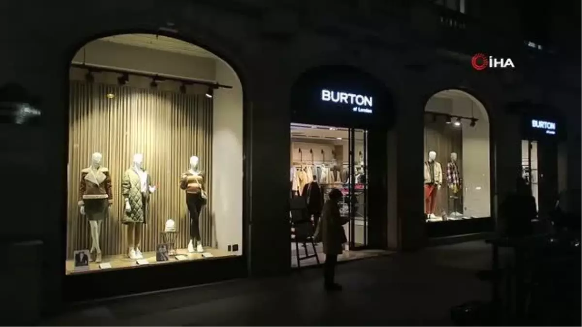 Paris karanlığa gömüldüMağazalar mesai bitiminde vitrinlerini kararttı