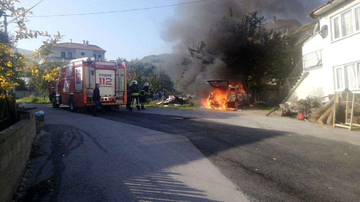 Park halindeki otomobil alev alev yandı