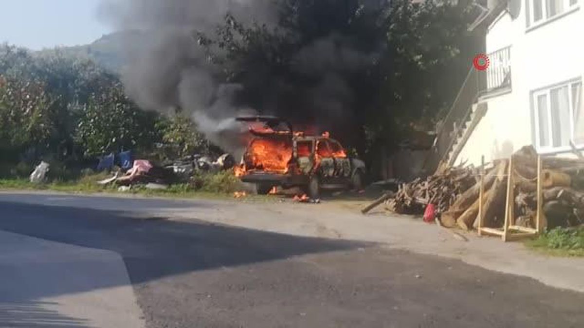 Park halindeki otomobil alev alev yandı