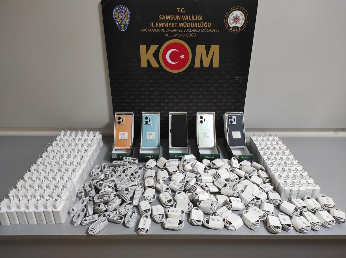 Samsun\'da gümrük kaçağı cep telefonları ve aksesuarlar ele geçirildi