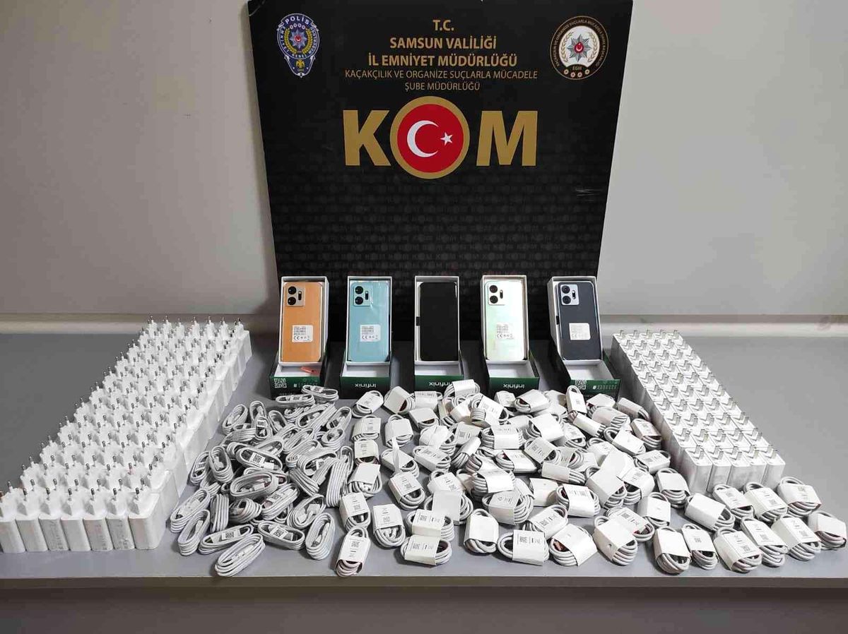 Samsun\'da kaçak cep telefonu ve adaptörü ele geçirildi