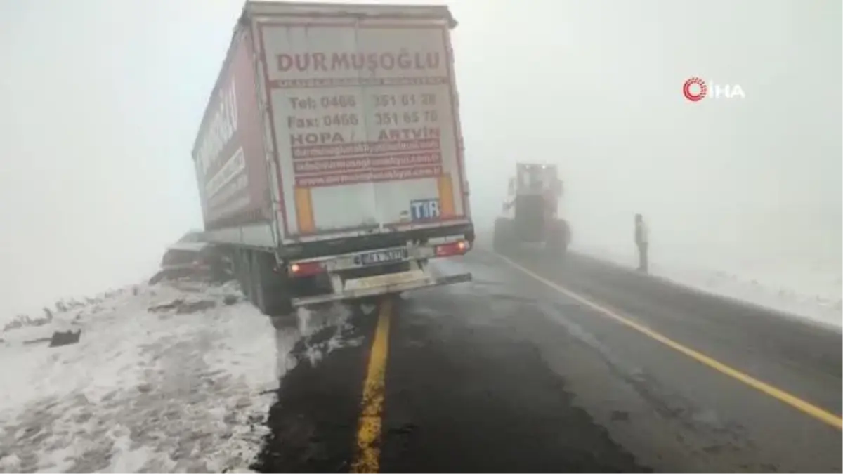 Sis Ve Buzlanma Trafik Kazasına Neden Oldu: Tır Ile Otomobil Kafa ...