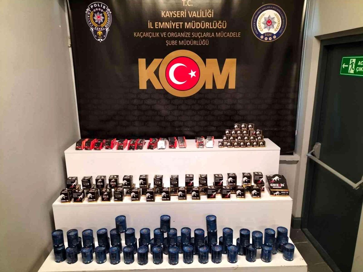 Şüpheli şahısların adreslerinde 450 adet cinsel içerikli ürün bulundu