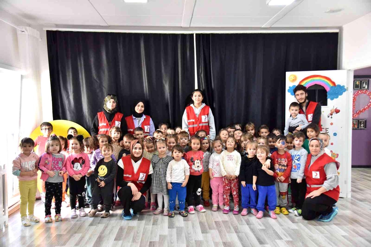 Türk Kızılay\'ı gönüllüleri minik öğrencileri ziyaret etti