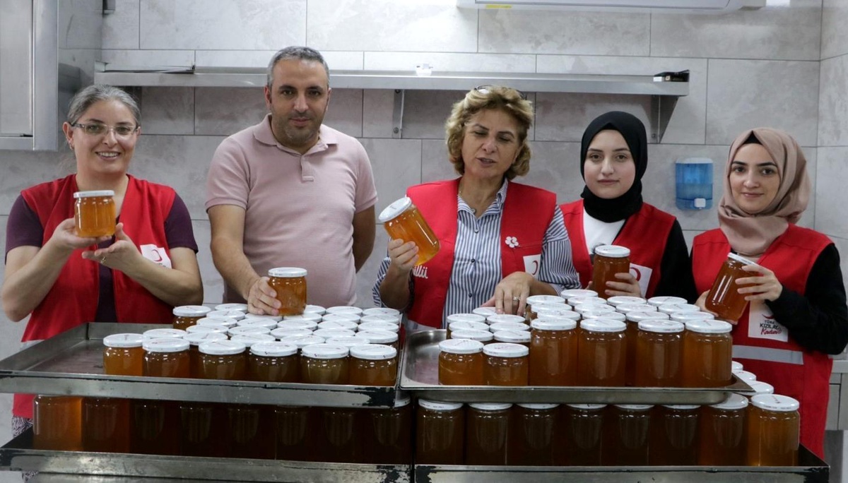 Türk Kızılay\'ın kadınları Palandöken\'de bal üretti