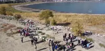 Vali Aydın Baruş ve öğrenciler Eğirdir Gölü çevresinde temizlik yaptı
