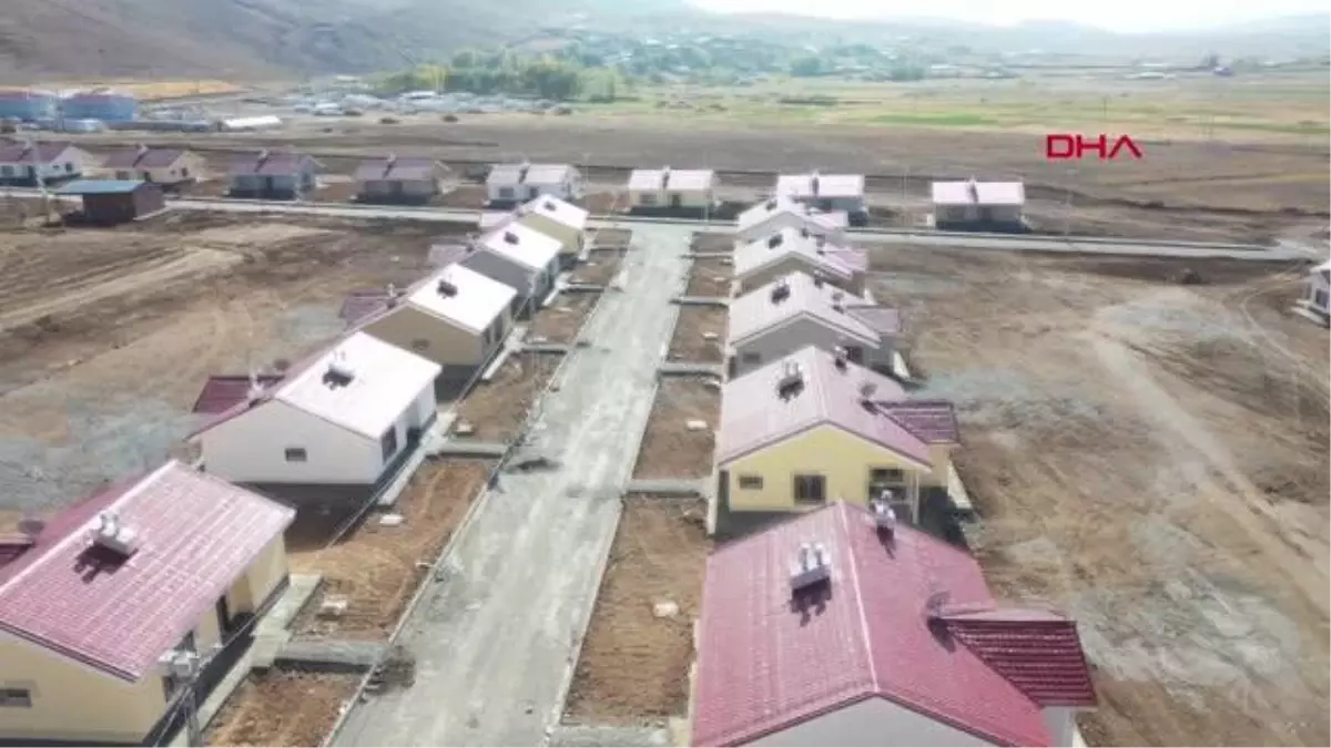 VAN\'DA HAK SAHİBİ 75 DEPREMZEDEYE KONUTLARI TESLİM EDİLDİ