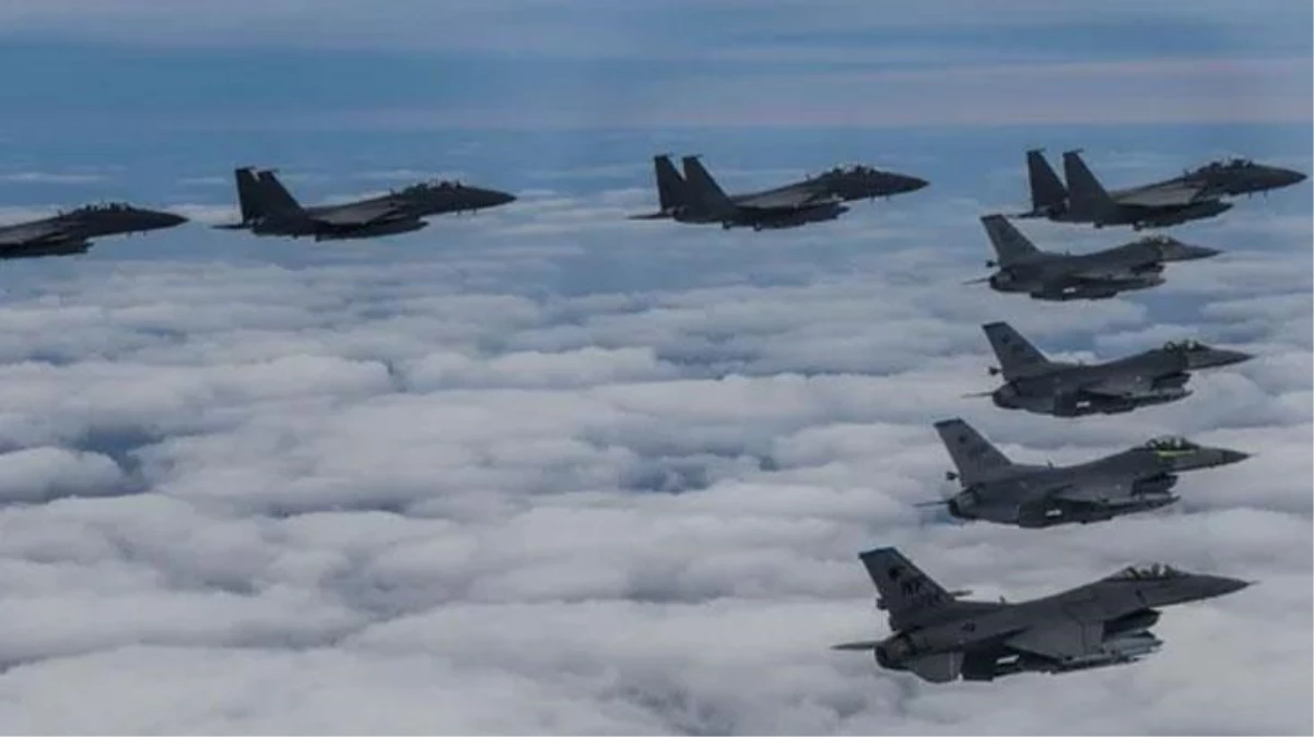 Asya\'da savaş çanları! Kuzey Kore yüzlerce uçakla Güney Kore\'ye karşı gövde gösterisi yaptı
