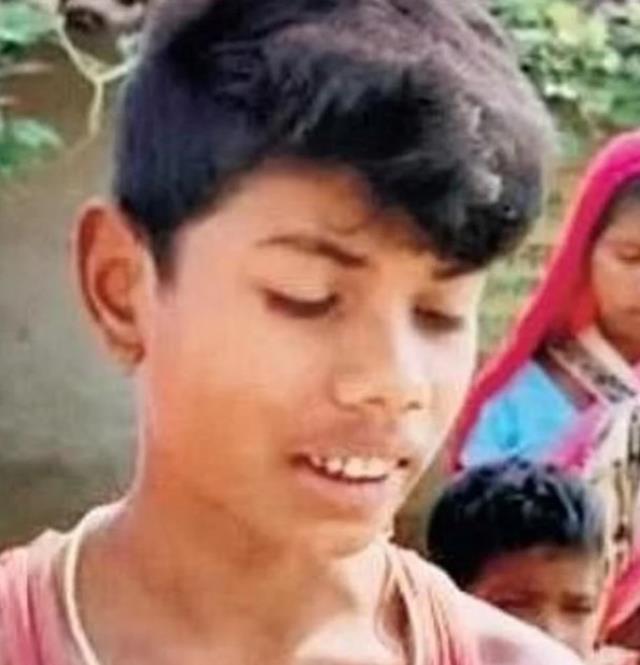 8 yaşındaki çocuk, kendisini sokan kobra yılanını ısırarak öldürdü