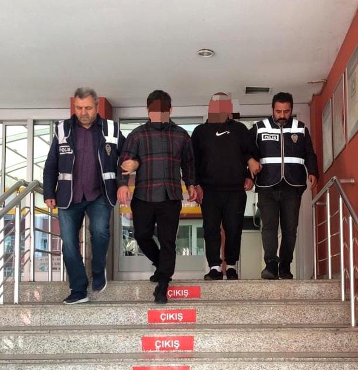 Altın hırsızları polisten kaçamadı