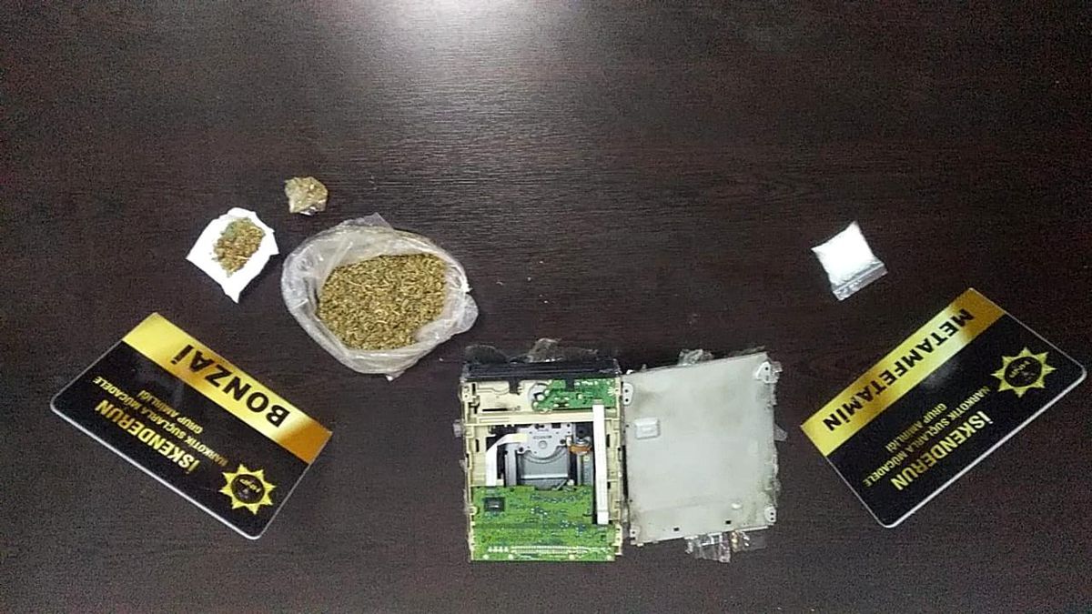 Araba teybinin içinden uyuşturucu çıktı