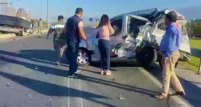 Araçta sıkışan sürücüyü kurtarmak için seferber oldular Araçta sıkışan sürücüyü kurtarmak için seferber oldular