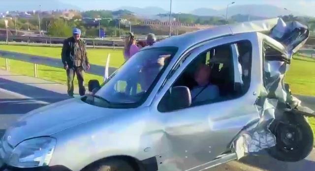 Araçta sıkışan sürücüyü kurtarmak için seferber oldular Araçta sıkışan sürücüyü kurtarmak için seferber oldular