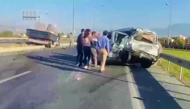 Araçta sıkışan sürücüyü kurtarmak için seferber oldular Araçta sıkışan sürücüyü kurtarmak için seferber oldular
