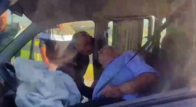 Araçta sıkışan sürücüyü kurtarmak için seferber oldular Araçta sıkışan sürücüyü kurtarmak için seferber oldular
