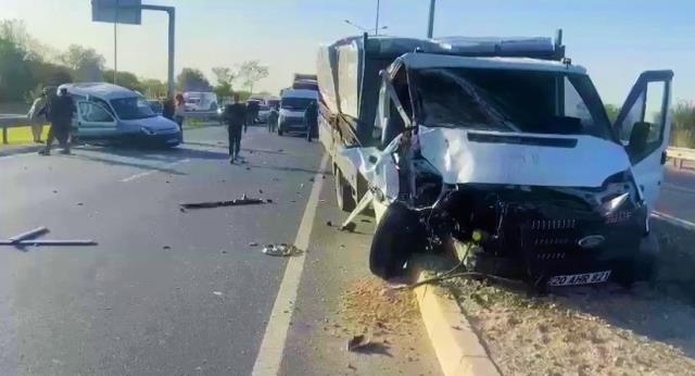 Araçta sıkışan sürücüyü kurtarmak için seferber oldular Araçta sıkışan sürücüyü kurtarmak için seferber oldular