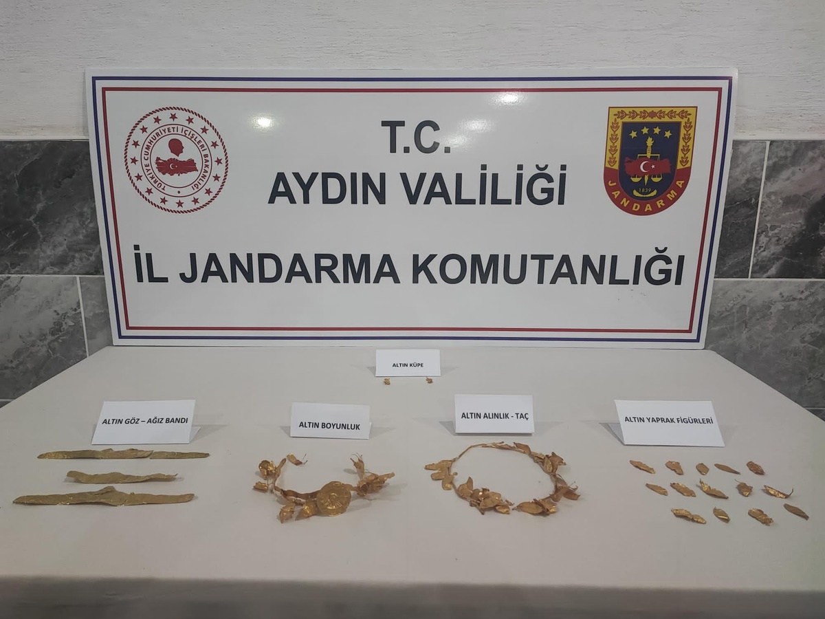 Aydın\'da Roma Dönemi\'ne ait olduğu değerlendirilen altın takılar ele geçirildi