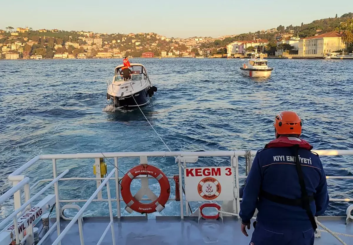 Beylerbeyi önlerinde arızalanan tekne kurtarıldı