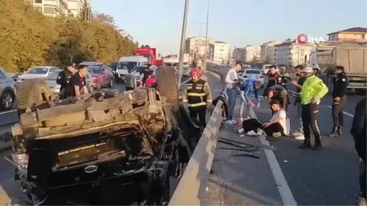 D-100'de bir otomobil takla attı... İtfaiye eri montunu çıkarıp, yaralının başının altına koydu