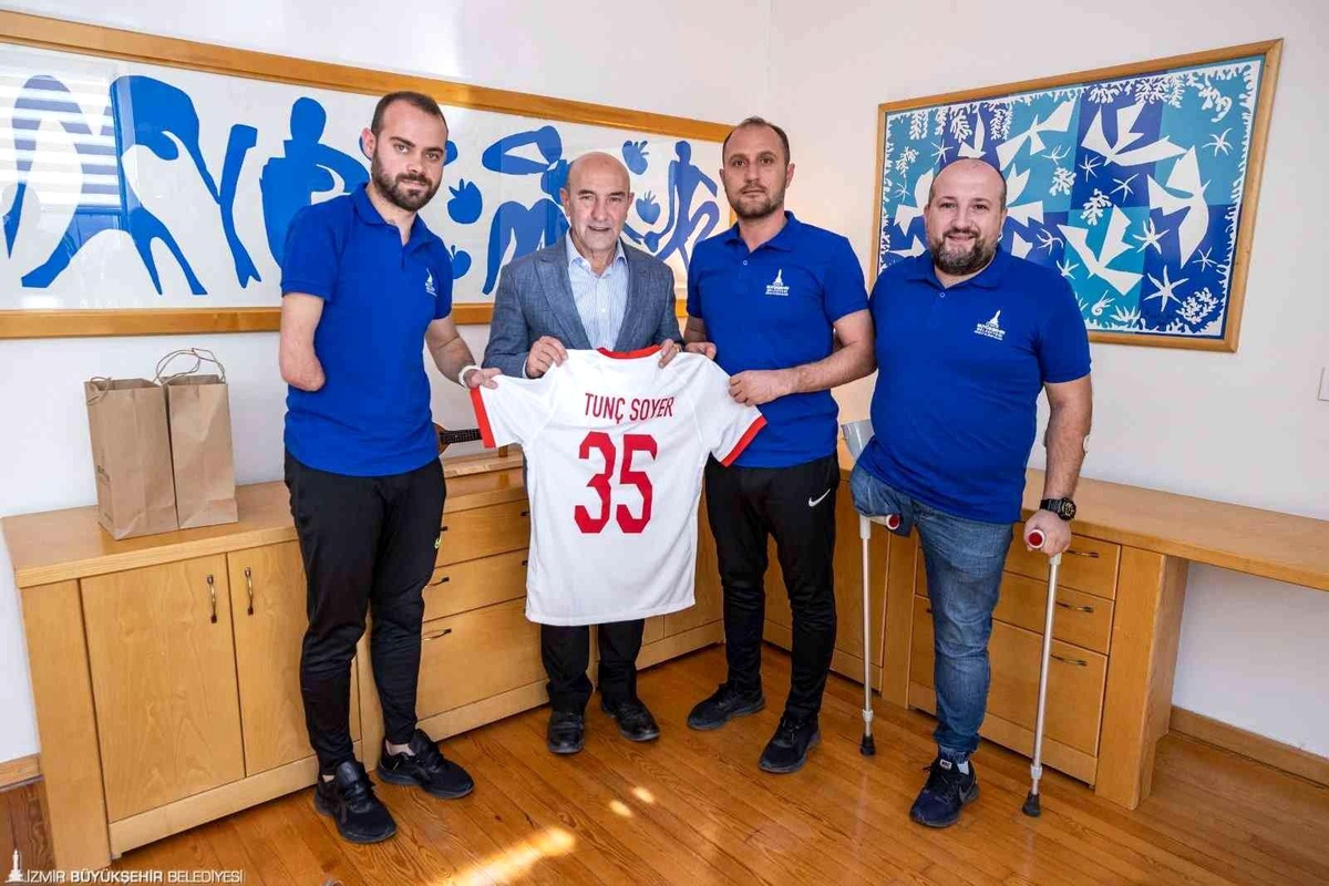 Dünya şampiyonu Ampute Milli Takımı\'nın kalecisi Erdi Arslan İzmir\'in gururu oldu