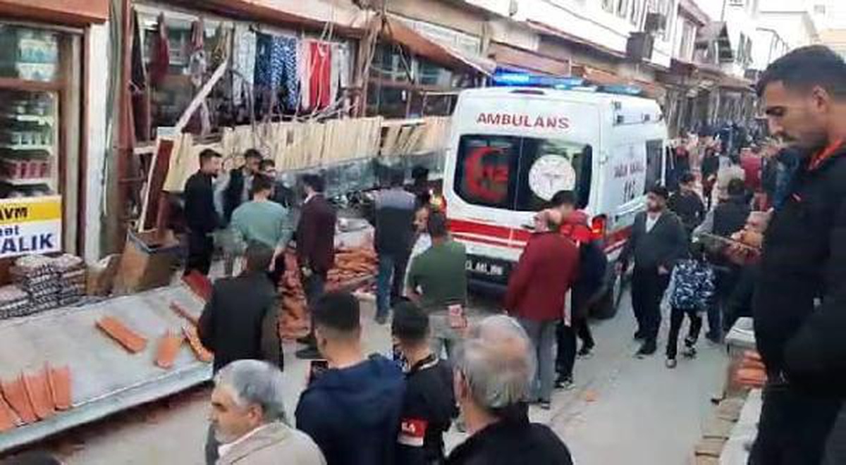 Elazığ Kapalı Çarşı\'daki restorasyonda çatı çöktü: 5 yaralı