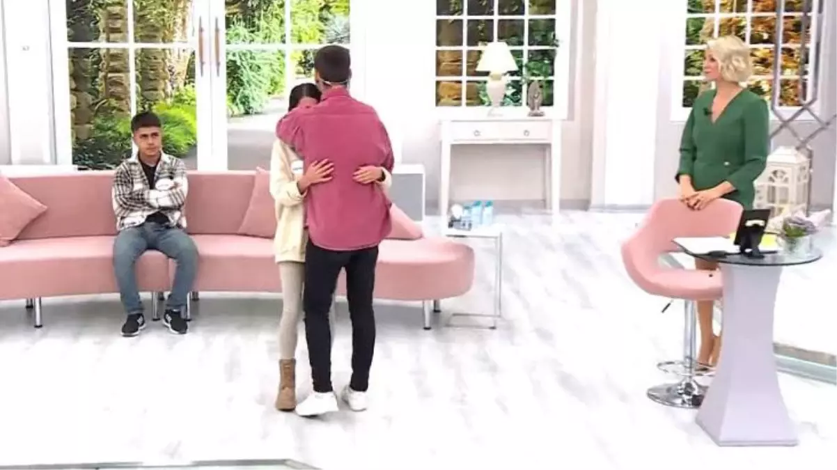 Evlatlık verilen genç kadın, 18 yıl sonra Esra Erol\'da ağabeyine kavuştu