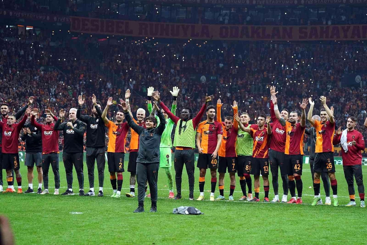 Galatasaray futbolcular, derbi galibiyetini taraftarlarla kutladı