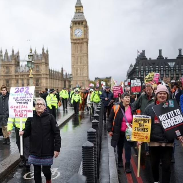 İngiltere'de halk sokağa döküldü! Binlerce kişi hayat pahalılığı için protesto düzenlendi