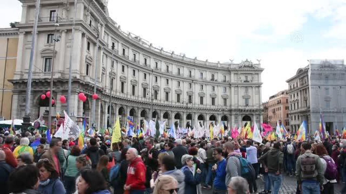 İtalya'da binlerce kişi 'barış' için yürüdü