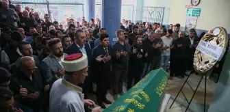 İzmir'deki depremde balkondan atlayan gencin cenazesi defnedildi