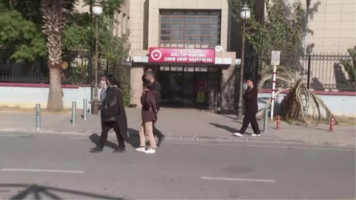 İzmir'deki depremde balkondan atlayan gencin cenazesi defnedildi