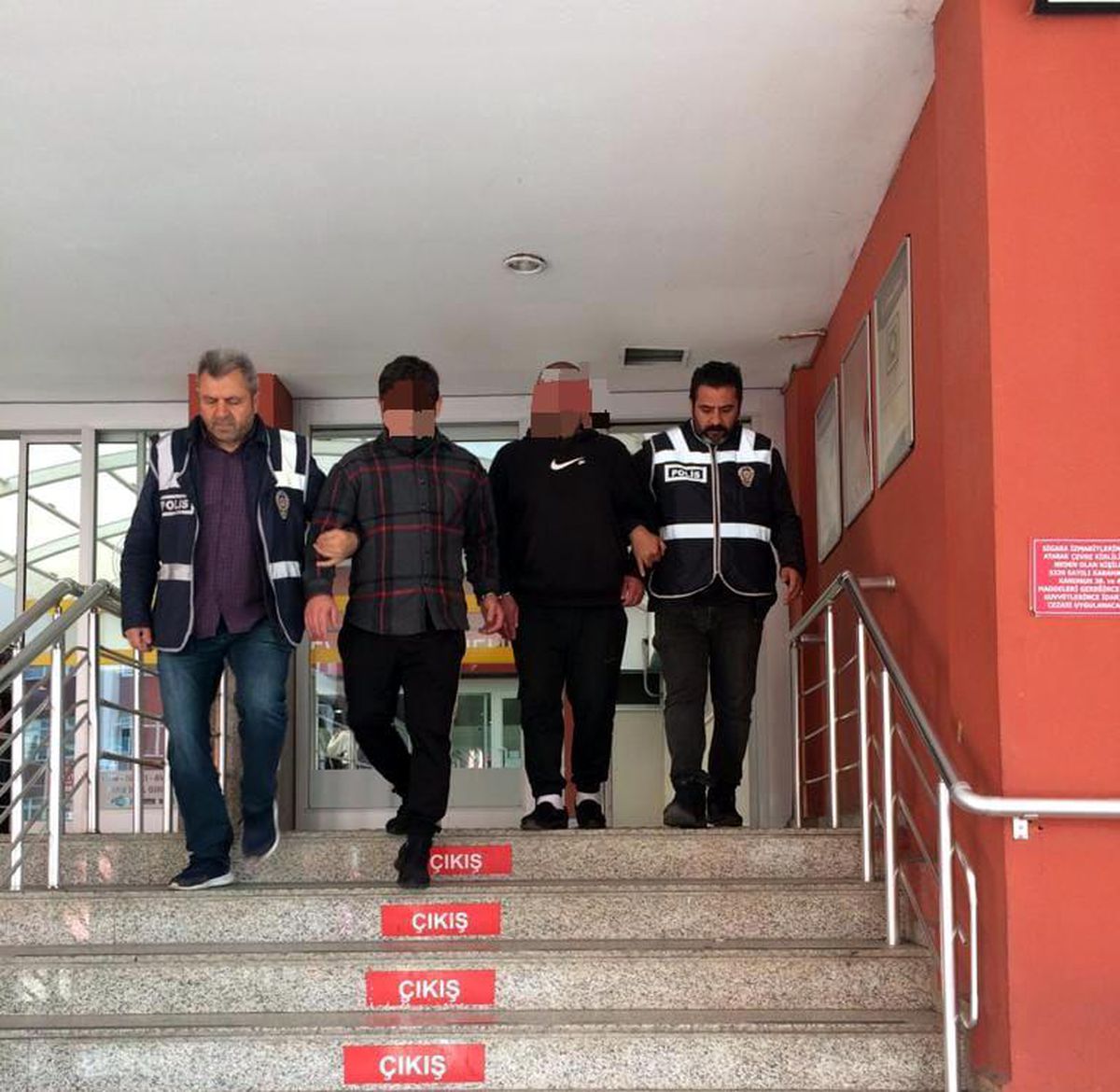 Kocaeli\'de evden ziynet eşyası çaldıkları iddiasıyla 2 kişi tutuklandı