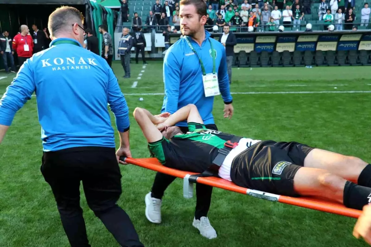 Maç bitti, onlarca taraftar sahaya girdi