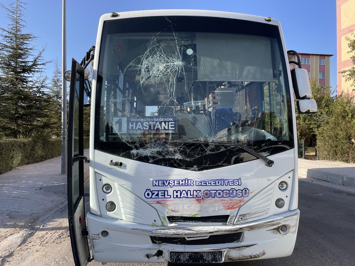 Nevşehir\'de ambulansla çarpışan halk otobüsündeki 4 yolcu yaralandı