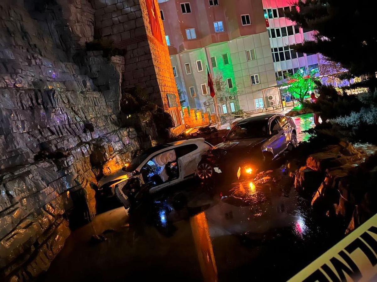 Otomobiller süs havuzuna çarptı: 1 ölü, 4 yaralı