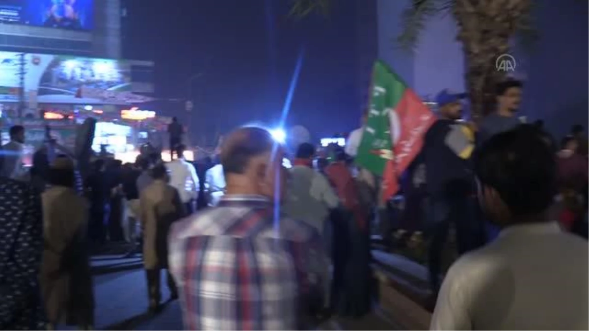 Pakistan\'da İmran Han\'a yönelik silahlı saldırıyı protesto gösterileri sürüyor