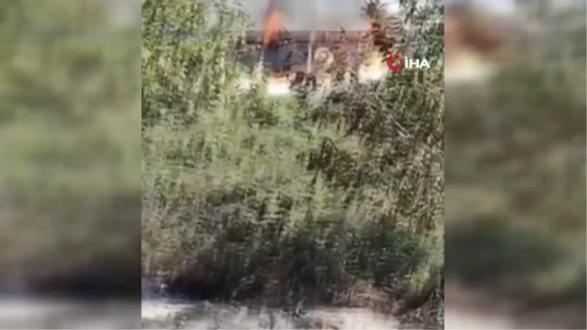 Sultangazi\'de fabrika alanına sıçrayan yangın paniğe neden oldu
