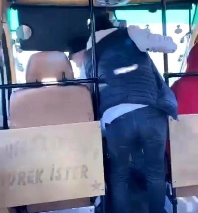 TEM otoyolunda minibüste 'seyir halindeyken şoför değişikliği' kamerada TEM otoyolunda minibüste 'seyir halindeyken şoför değişikliği' kamerada