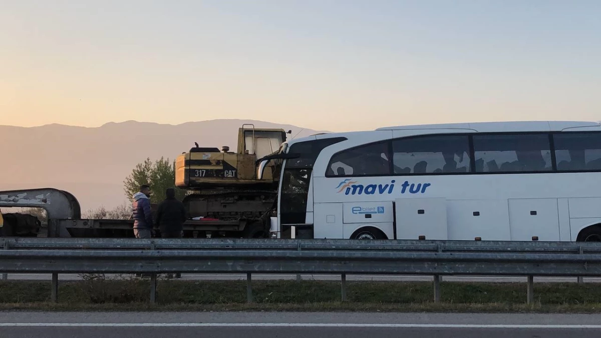 Yolcu otobüsü ile tırın çarpıştığı kazada 3 kişi öldü, 8 kişi yaralandı