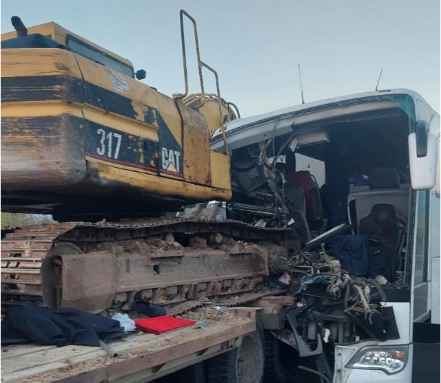 Amasya'da yolcu otobüsü, tırın taşıdığı iş makinesine çarptı: 1 kişi öldü, 10 yaralı var Amasya'da yolcu otobüsü, tırın taşıdığı iş makinesine çarptı: 1 kişi öldü, 10 yaralı var