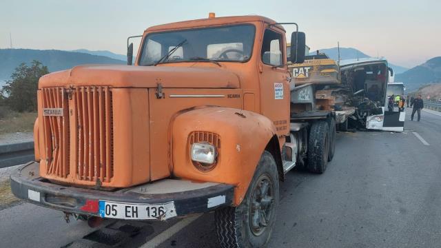 Amasya'da yolcu otobüsü, tırın taşıdığı iş makinesine çarptı: 1 kişi öldü, 10 yaralı var Amasya'da yolcu otobüsü, tırın taşıdığı iş makinesine çarptı: 1 kişi öldü, 10 yaralı var