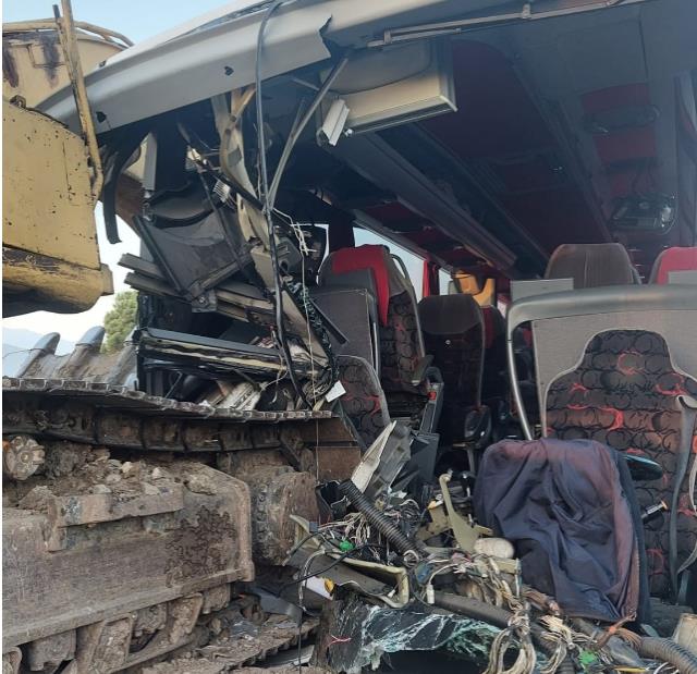 Amasya'da yolcu otobüsü, tırın taşıdığı iş makinesine çarptı: 1 kişi öldü, 10 yaralı var Amasya'da yolcu otobüsü, tırın taşıdığı iş makinesine çarptı: 1 kişi öldü, 10 yaralı var